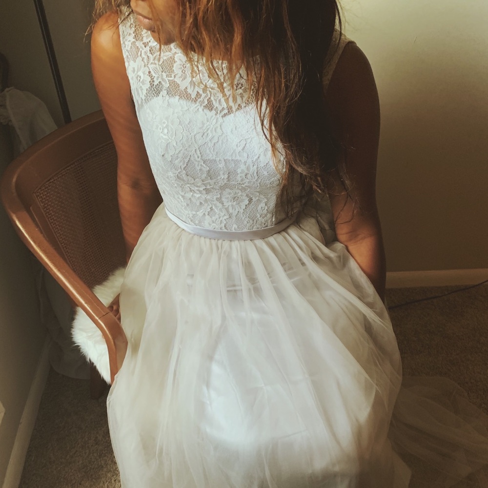 Nøt Favianna Light Grey Silver Laced Prom Dress